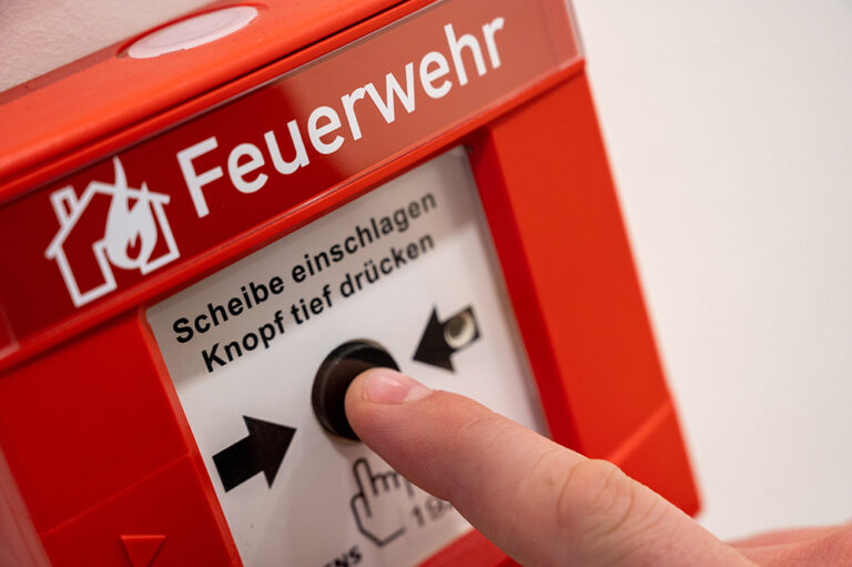 Brandmelder mit Finger