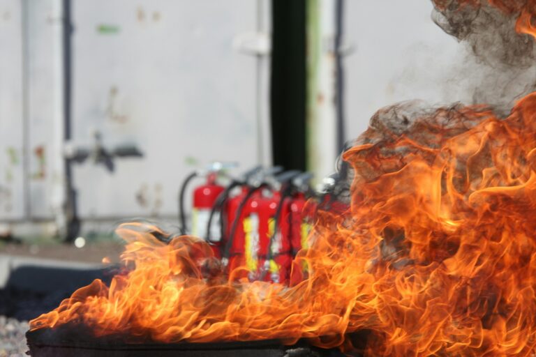 Mehrere Feuerlöscher hinter einem Feuer