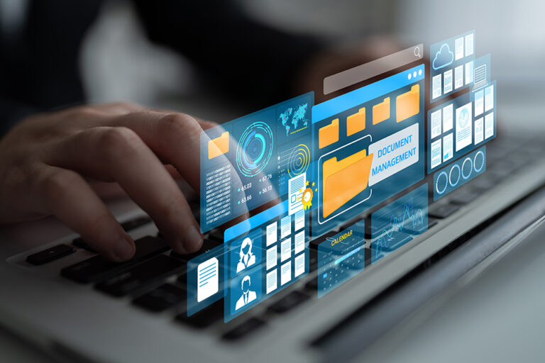 Hände auf einer Tastatur mit einer grafischen Darstellung von digitalen Daten und Dokument Management