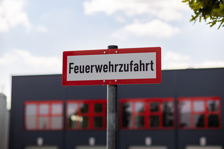 Schild für Feuerwehrzufahrt vor einem Firmengebäude
